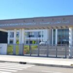 كلية الطب والصيدلة بطنجة تخرج عن صمتها بشأن مزاعم تعرض طلبة “للبيزوطاج”